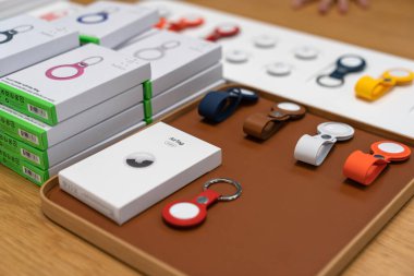 Şangay, Çin. 30 Nisan 2021. Sadece Editör Kullanımı. Apple Mağazasında Yepyeni Hava Etiketi Aksesuar ve Anahtar Zinciri.