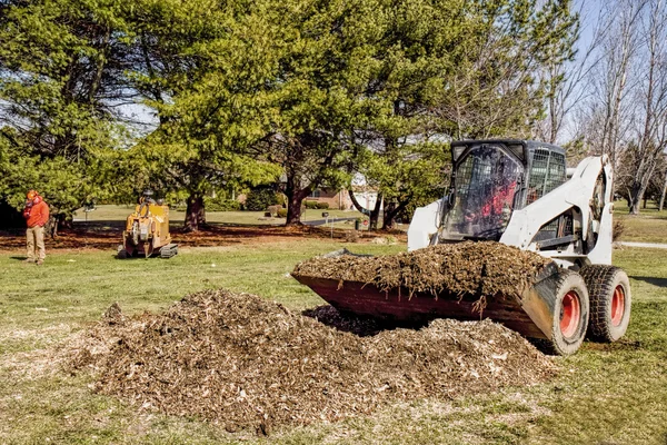 Buldozer Odstranění nečistot z pařezu nedávno broušené — Stock fotografie