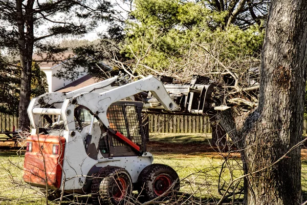 Dozer rimozione Pesanti quantità di arti e rami albero abbattuto — Foto Stock