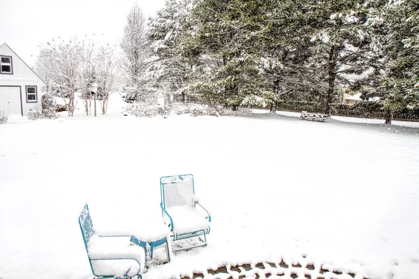 Patio trasero de casa después de tormenta de nieve —  Fotos de Stock