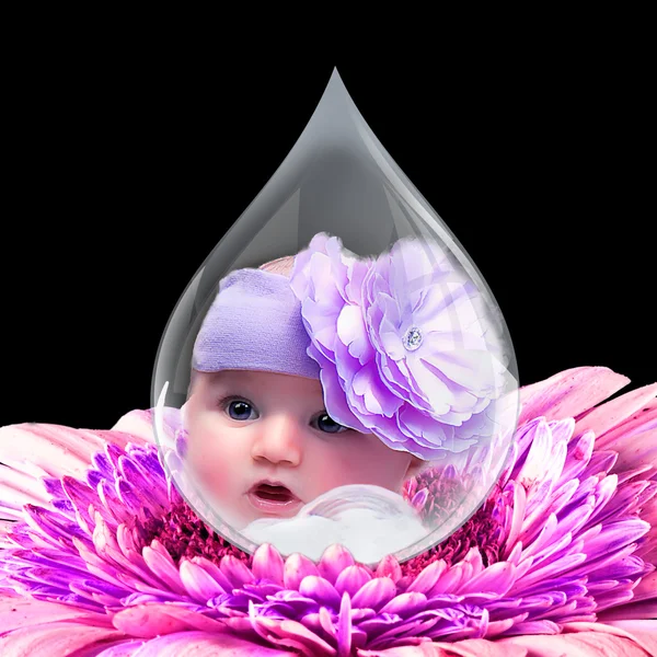 Baby med vattendroppe på blomma — Stockfoto