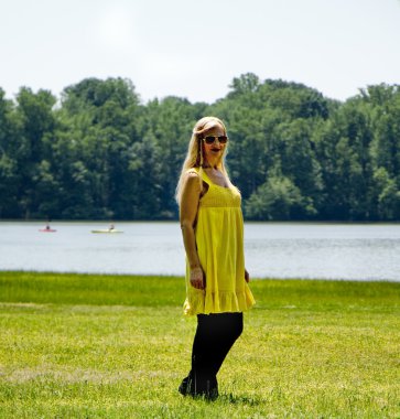 Göl kenarında duran kadın.