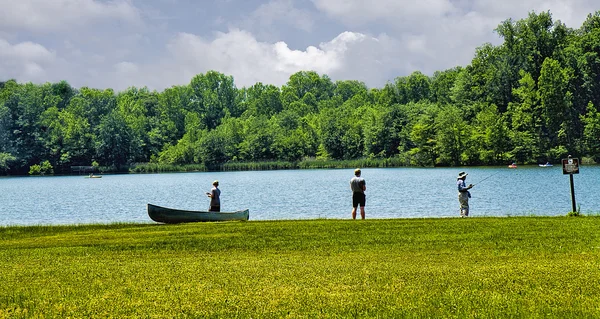 Les gens qui aiment la pêche au lac — Photo