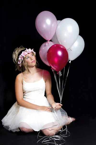 Девушка с вечеринки в белом тюльпановом платье с воздушными шарами — стоковое фото