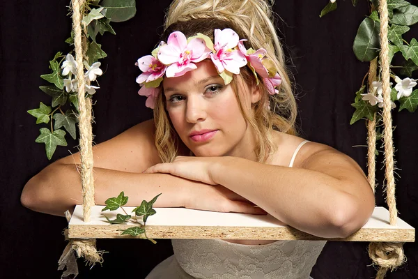 Fille de fête en robe de tulle blanc — Photo