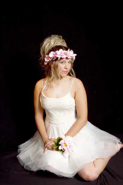 Девушка с вечеринки в белом платье из тюля с цветочным венком на голове — стоковое фото