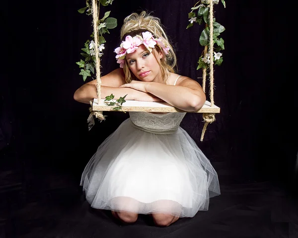 Fille de fête en robe de tulle blanc par balançoire — Photo