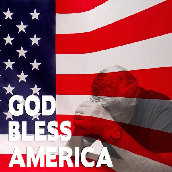 God zegent Amerika - Man bidden/vlag achtergrond Stockfoto