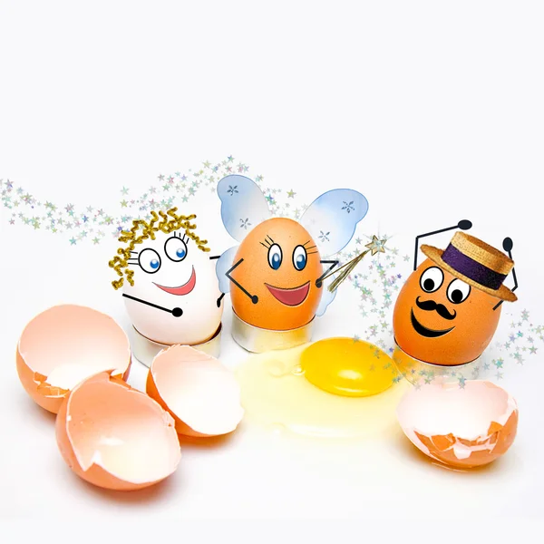 Αυγά με πρόσωπα γύρω από σπασμένα κελύφη κείμενο: πιστεύουν — Φωτογραφία Αρχείου