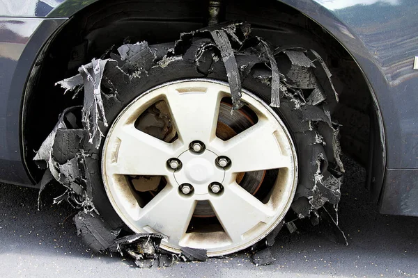 Ein Stark Ausgebrannter Reifen Mit Komplett Zerfetztem Gummi — Stockfoto