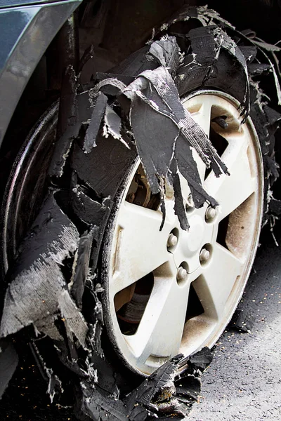 Ein Stark Ausgebrannter Reifen Mit Komplett Zerfetztem Gummi — Stockfoto