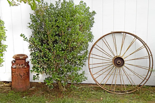Roda de vagão vintage inclinada — Fotografia de Stock