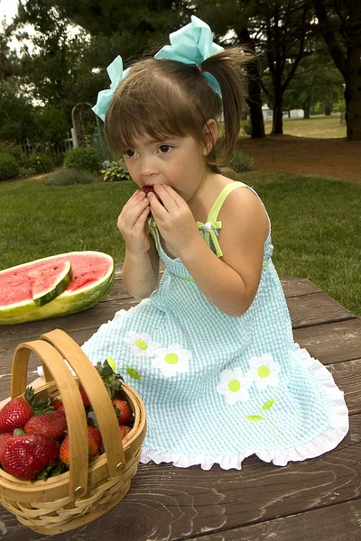 Kleines Mädchen isst Wassermelone im Freien — Stockfoto