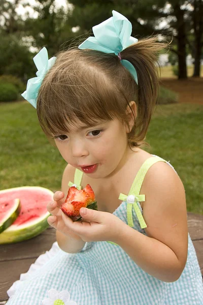 Kleines Mädchen isst Wassermelone im Freien — Stockfoto