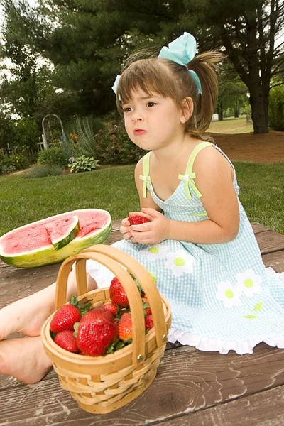 Petite fille mangeant pastèque en plein air — Photo