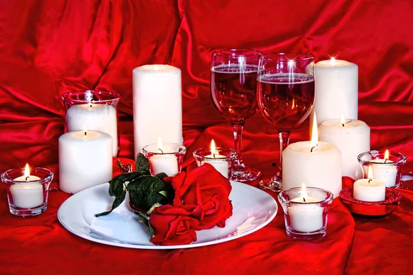 Image romantique du vin, des roses rouges et des bougies — Photo