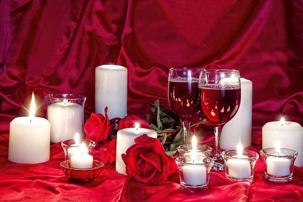 Imagem romântica do vinho, rosas vermelhas e velas — Fotografia de Stock