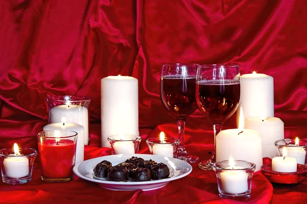 Валентинов день, свечи и шоколад — стоковое фото