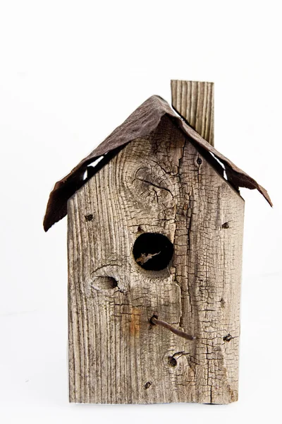 Vecchio Birdhouse esposto all'aria e consumato — Foto Stock