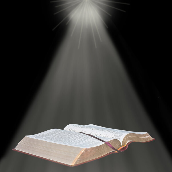 Свет, сияющий на открытой Библии
