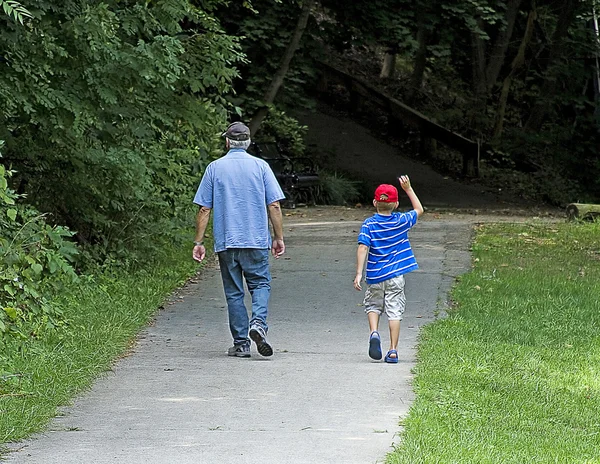 Grand-père et petit-fils marchant — Photo