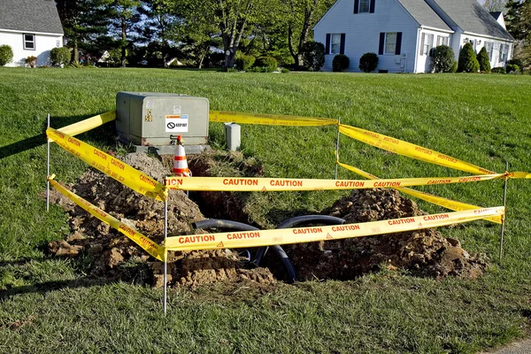 Gul varning tejp runt elektriska ledningar installerat Underground — Stockfoto