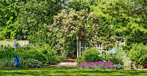 Blomsterträdgård med spaljé — Stockfoto