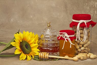 Arı kovanı kavanoz honeyand değnek, ayçiçeği, kavanoz fıstık ile