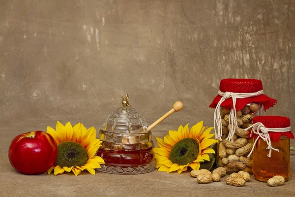 Tarro de vidrio de colmena de abeja con miel y cacahuetes en otro —  Fotos de Stock