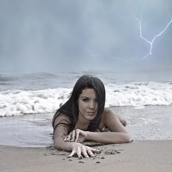 Flicka i Ocean vatten - stormigt väder — Stockfoto