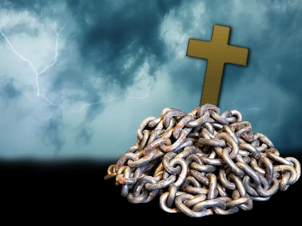 Religijna koncepcja - łańcuchy i krzyż — Zdjęcie stockowe