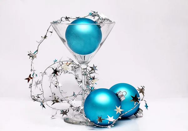 Mavi ve gümüş Noel süslemeleri ile kokteyl cam — Stok fotoğraf