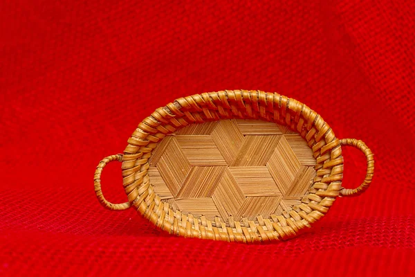 Мініатюрний плетений лоток ізольований на червоному тлі — стокове фото