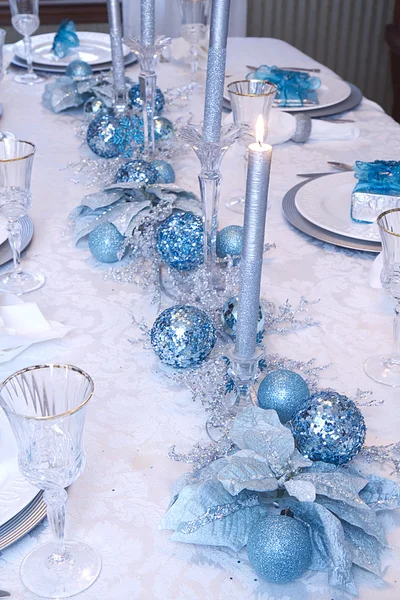 Κομψό ασημένια μπλε διακοσμημένο τραπέζι - Χριστούγεννα — Φωτογραφία Αρχείου