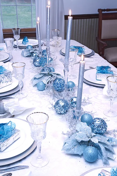 Elegante mesa decorada en plata azul - Navidad —  Fotos de Stock