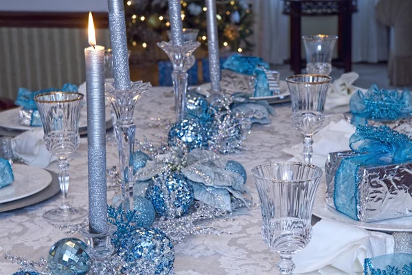 Elegante mesa decorada en plata azul - Navidad —  Fotos de Stock