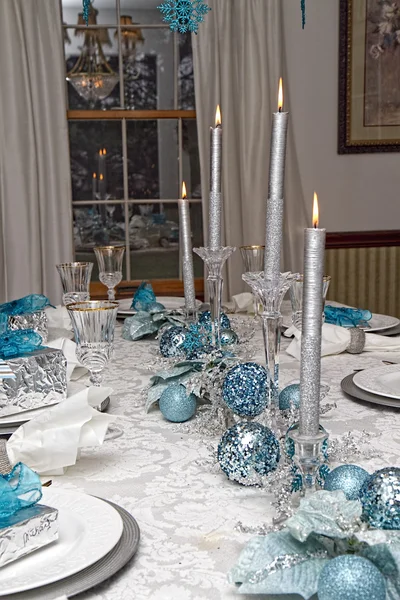 Elegante mesa decorada en plata azul - Navidad —  Fotos de Stock