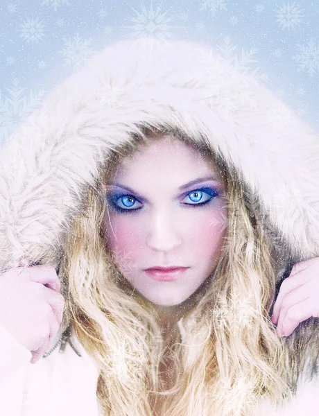 Reina de la nieve con ojos azules feroces —  Fotos de Stock