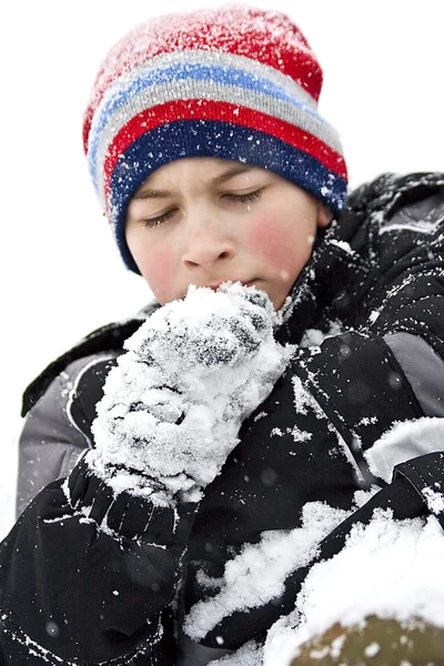 Fiatal fiú fagyasztás közepén egy hó hófúvás — Stock Fotó