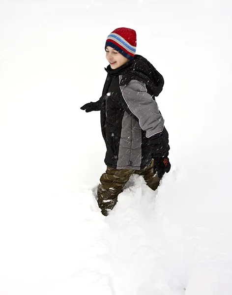 Játszik a hó hófúvás közepette kisfiú — Stock Fotó