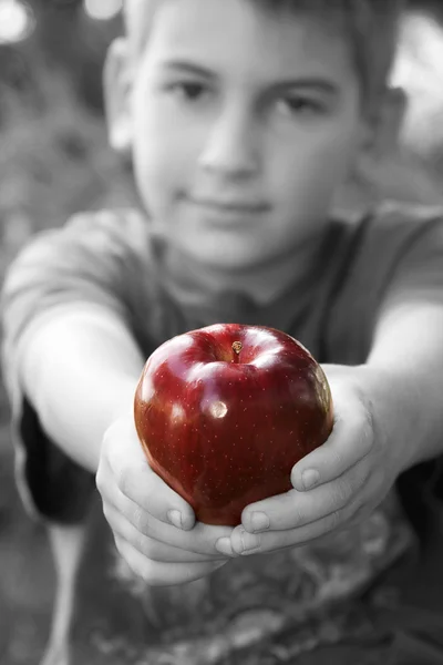 Schwarz-Weiß-Bild von Junge und rotem Apfel — Stockfoto