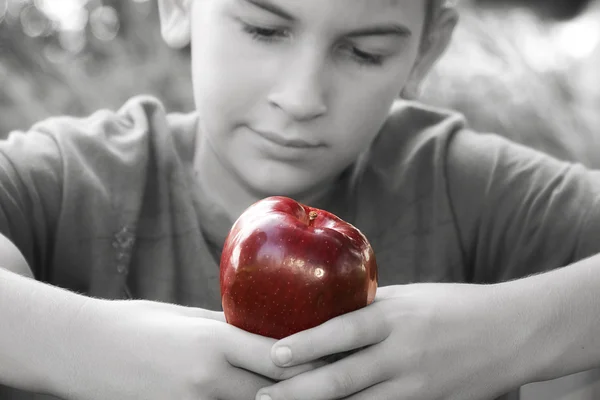 Schwarz-Weiß-Bild von Junge und rotem Apfel — Stockfoto