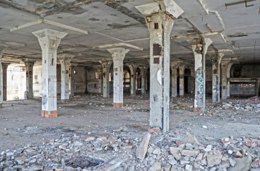 Oda harap mezbaha sütunlarda