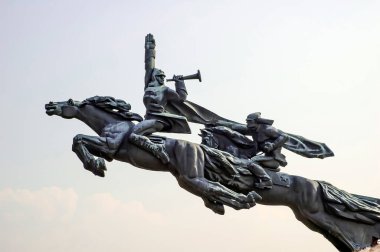 LVIV, UKRAINE - 31 Mart 2011: Olesko köyü yakınlarındaki Birinci Süvari Ordusu askerlerinin sökülmüş anıtı. Budenovka 'daki Kızıl Ordu askerleri ata biniyor.