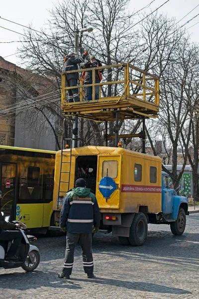 Lviv Ucrania Marzo 2021 Equipo Electricistas Emergencia Una Plataforma Aérea — Foto de Stock