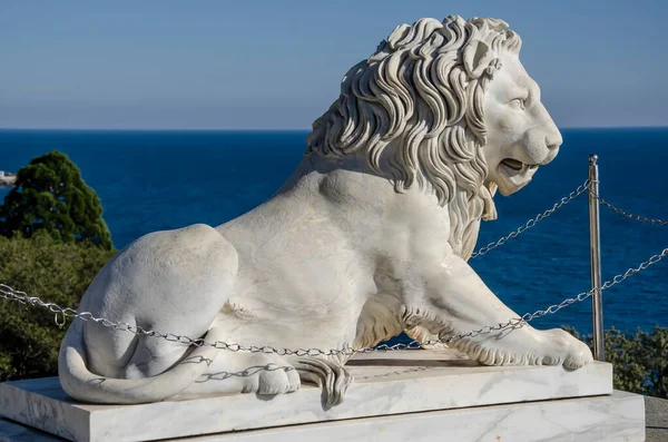 Marble Lion Pedestal Background Sea Territory Vorontsov Palace Alupka Crimea — Stock Photo, Image