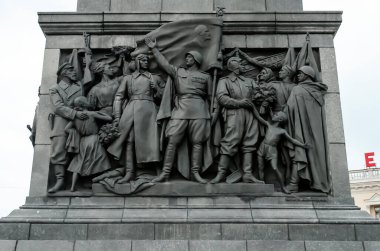 MINSK, BELARUS - 19 AĞUSTOS 2012: Zafer Meydanı 'ndaki anıtta 2. Dünya Savaşı' nda meydana gelen olaylara adanmış bir bas-yardım