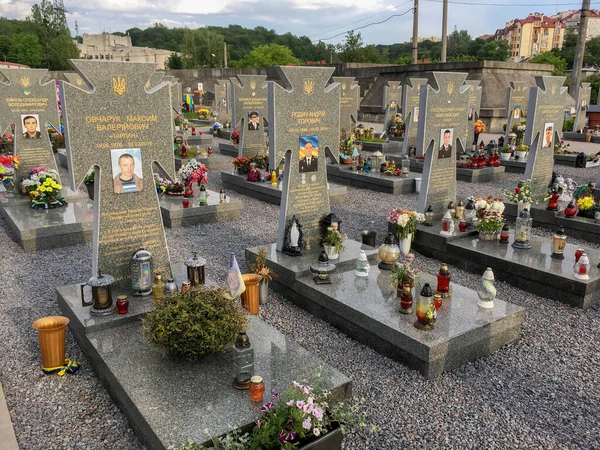 Lviv Ukraine 2019年6月4日 ドンバスでの武力紛争中に死亡したウクライナ軍の兵士のリヴィウにあるLychakuiv墓地の埋葬場所で交差 — ストック写真