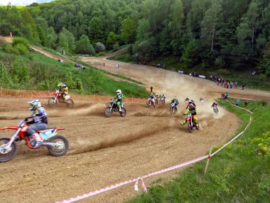 LVIV, UKRAINE - 12 Mayıs 2019: Lviv Açık Motokros Kupası katılımcıları yarışı başlatın