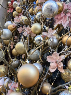 LVIV, UKRAINE - 10 Mart 2020: Lviv 'in merkezindeki bir mağaza vitrininin yeni yıl dekorasyonu - toplar, çiçekler, dallar